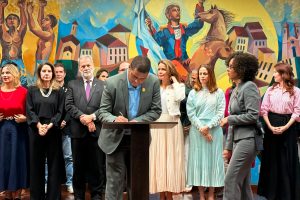 Secretário Municipal de Educação, Alessandro Gomes Soares, assina o Pacto Interinstitucional pela Educação em Minas Gerais
CRÉDITO: Marcos Leite/Subcom/Prefeitura de Curvelo